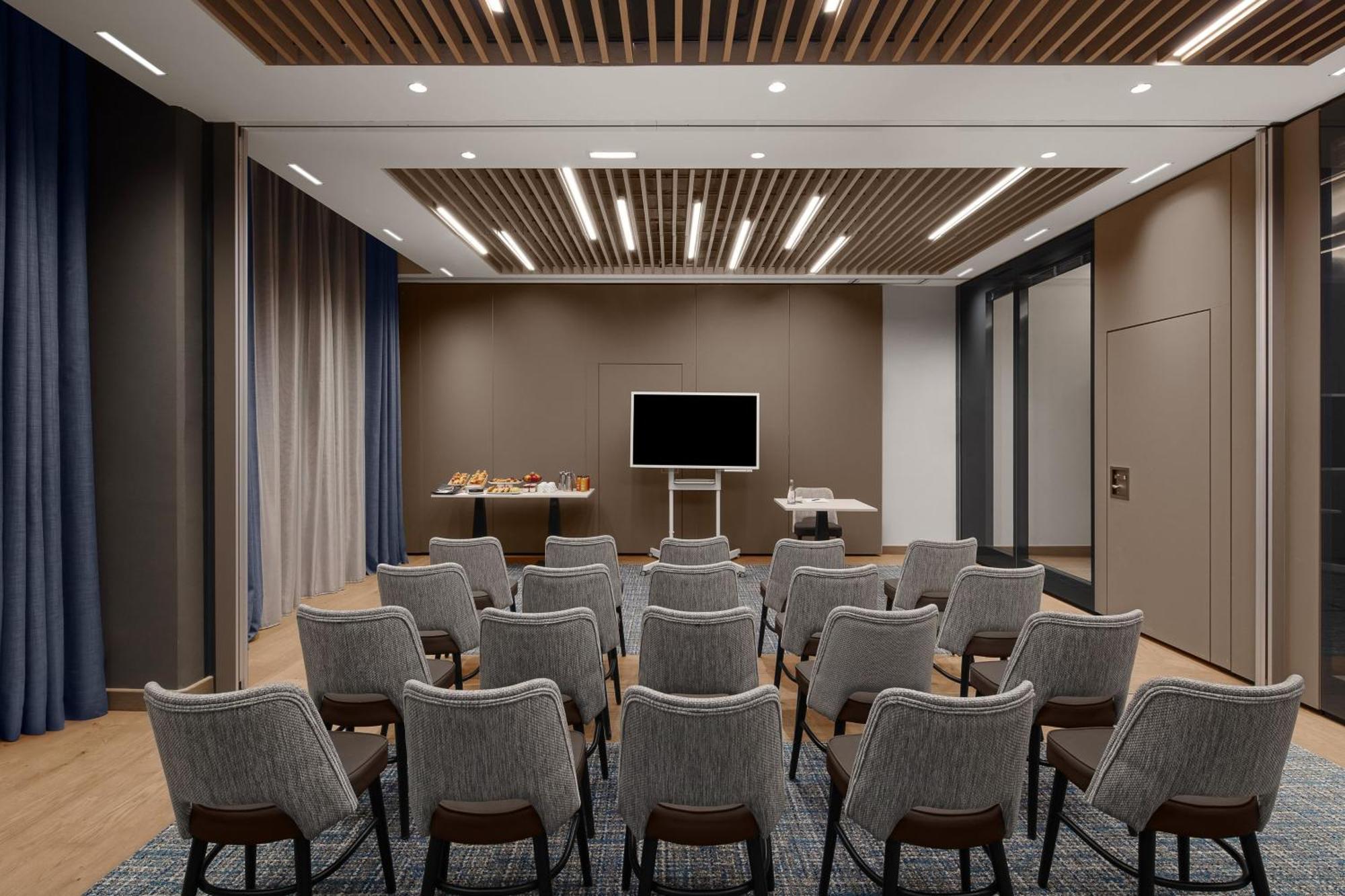 Courtyard By Marriott Paris Porte De Versailles Исси-ле-Мулино Экстерьер фото