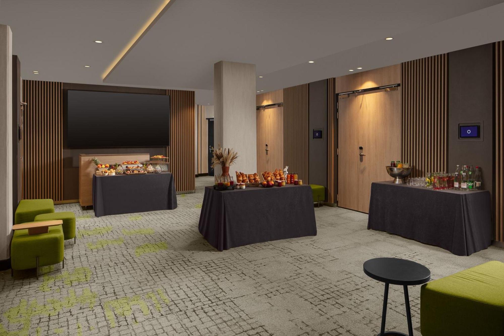 Courtyard By Marriott Paris Porte De Versailles Исси-ле-Мулино Экстерьер фото