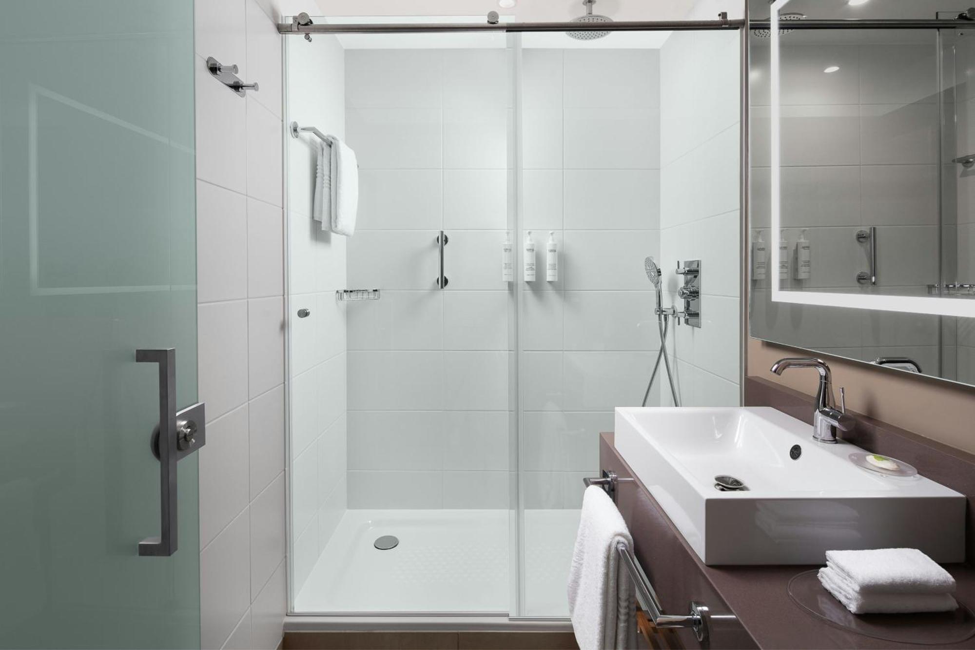 Courtyard By Marriott Paris Porte De Versailles Исси-ле-Мулино Экстерьер фото