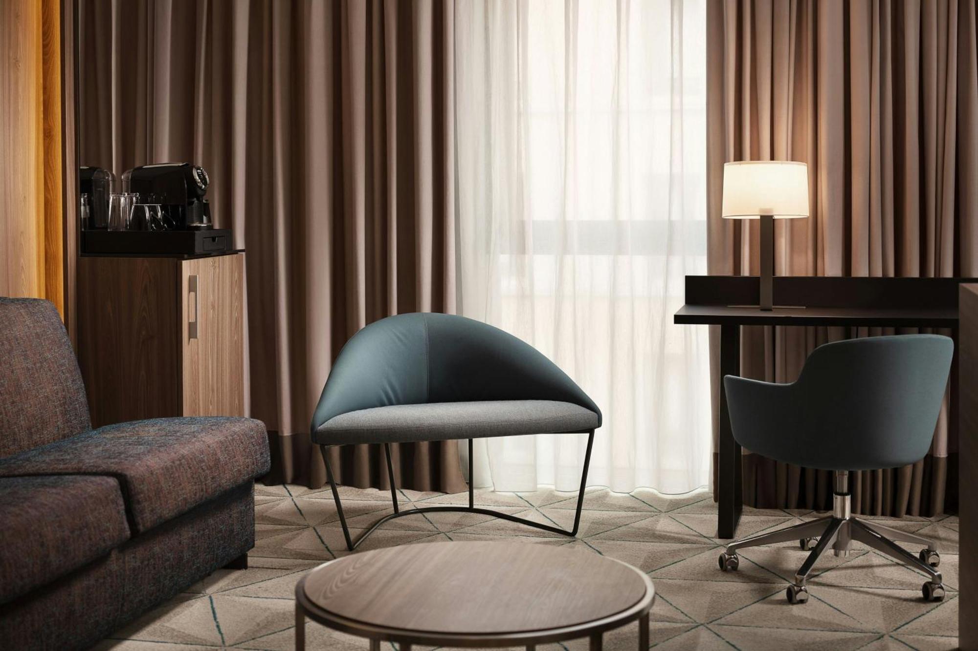 Courtyard By Marriott Paris Porte De Versailles Исси-ле-Мулино Экстерьер фото