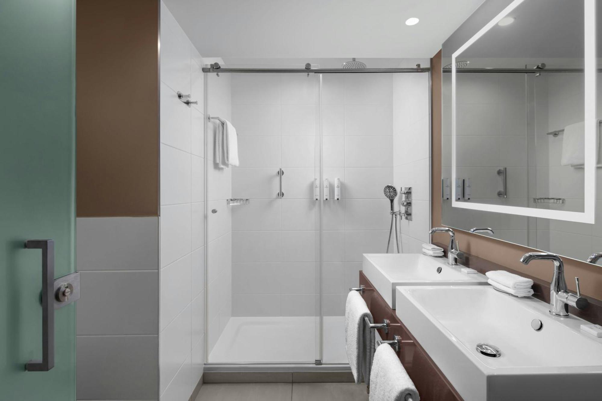 Courtyard By Marriott Paris Porte De Versailles Исси-ле-Мулино Экстерьер фото